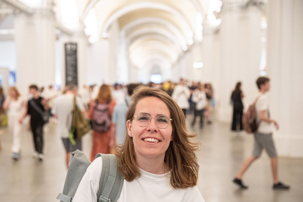 Schrijfster Lisa Weeda bezoekt de bookfair in Kyiv: ‘Ik lig op een stretcher in de schuilkelder, voel me puberaal onhandig’