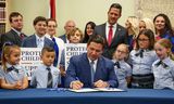 Gouverneur Ron DeSantis van Florida tekent in maart 2022 de Parental Rights in Education-wet op een school in Shady Hills, nabij Tampa. 