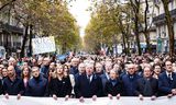 Franse politici, onder wie oud-president Nicolas Sarkozy, parlementsvoorzitter Yaël Braun-Pivet, Senaatsvoorzitter Gérard Larcher, premier Élisabeth Borne en oud-president Francois Hollande, bij de mars.