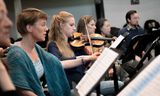 Violist Merel Vercammen, hier tijdens een repetitie,  organiseert het nieuwe festival SNAAR, over muziek en wetenschap.