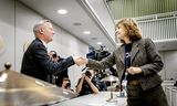 Eric van der Burg, demissionair staatssecretaris van Justitie en Veiligheid, schudt fractievoorzitter Edith Schippers (VVD) de hand na afloop van de stemming in de Eerste Kamer over de spreidingswet. Foto Sem van der Wal/ANP 