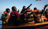 Vluchtelingen gered door een Spaanse ngo, nadat ze op kleine bootjes vanuit Libië de Middellandse Zee op waren gegaan.