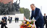 De Russische buitenlandminister Sergej Lavrov legde in Pyongyang bloemen bij standbeelden van Kim Il-sung en Kim Jong-il, de twee eerste leiders van Noord-Korea. De twee landen groeien naar elkaar toe door de oorlog in Oekraïne. 