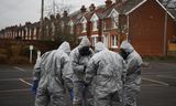 De Russische oud-spion Sergej Skripal en zijn dochter werden in 2018 in de Engelse plaats Salisbury aangevallen met het zenuwgif novitsjok. Militairen in beschermende kleding zijn erna ter plekke om het onderzoek bij te staan.