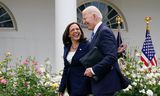 Joe Biden met vicepresident Kamala Harris (links), die hij nu steunt als de Democratische presidentskandidaat.