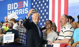 De Amerikaanse president Joe Biden, en vermoedelijke Democratische kandidaat in november, neemt een selfie met aanhangers op een campagnebijeenkomst in een school in Madison, Wisconsin.