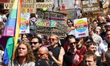 Betogers nemen zaterdag in het Duitse Essen deel aan een protest tegen het congres van de radicaal-rechtse AfD. 