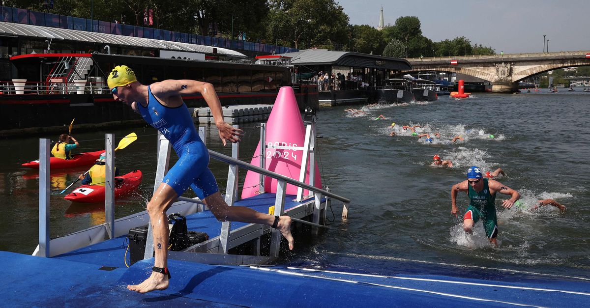 De sterke stroming maakte de olympische triatlon zwaar. ‘Ik heb meer water uit de Seine binnengekregen dan uit mijn eigen bidon’