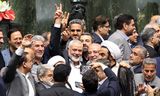 Hamas-leider Ismail Haniyeh maakt het overwinningsteken tussen Iraanse parlementariërs in Teheran, 30 juli. Vannacht werd hij gedood door een Israëlische luchtaanval.   