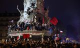 Het Place de la République in Parijs was zondagavond gevuld met aanhangers van het linkse blok Nouveau Front Populaire, dat onverwachts als grootste uit de peilingen kwam.