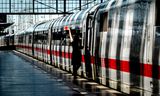 ICE-hogesnelheidstrein op het station van Frankfurt.   