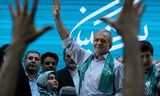 Presidentskandidaat Masoud Pezeshkian wuift naar zijn aanhangers tijdens een campagnebijeenkomst in Teheran. Naast vijf conservatieve kandidaten is hij de enige hervormingsgezinde die mag deelnemen aan de Iraanse presidentsverkiezingen. 
