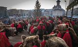 Een groep uit het dorpje Darmanesti tijdens een optreden in Comanesti, waar het jaarlijkse winterfestival plaatsvindt op 30 december.