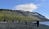 Nederlandse onderzoekers en toeristen verzamelen plastic op het strand van het eiland Edgeøya, Spitsbergen, juli 2022. Ze vullen negen boodschappentassen met aangespoeld afval, over een kilometer kust.