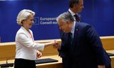 De Hongaarse premier Viktor Orbán trakteert Commissievoorzitter Ursula von der Leyen op zijn befaamde handkus.    