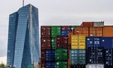 De Europese Centrale Bank in Frankfurt, met op de voorgrond een grote hoeveelheid zeecontainers. Hoewel de inflatie in mei toenam, zal de ECB de rente donderdag vermoedelijk met een kwart procentpunt verlagen.