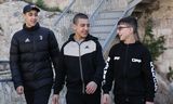 Mohamed, Ahmad en Moataz al-Salaymeh, neven van elkaar, lopen na hun vrijlating uit administratieve detentie door hun wijk in Oost-Jeruzalem. Foto Ahmad Gharabli/AFP