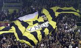 Vitesse-supporters ontvouwen een enorm T-shirt als spandoek op de tribune met de naam van voormalig voorzitter Karel Aalbers. 