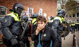 Politie ontruimt de barricades van pro-Palestinademonstranten bij het Binnengasthuisterrein van de Universiteit van Amsterdam (UvA).