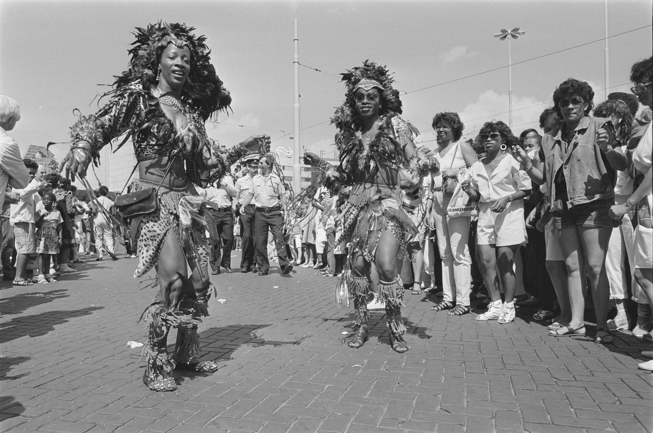 Met een Rotterdamse koningin en Arubaanse koning voorop marcheert de veertigste editie van het Zomercarnaval over de Coolsingel