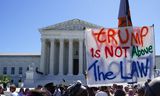 Betogers tegen oud-president Trump protesteren maandag bij het Hooggerechtshof in Washington, met een spandoek met ‘Trump staat niet boven de wet’.