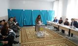 Een vrouw brengt zondag haar stem uit voor de parlementsverkiezingen van Kazachstan, in een stembureau in Almaty. 