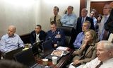 Biden volgt met president Obama en leden van het nationale veiligheidsteam in de Situation Room van het Witte Huis de liquidatie van Al Qaida-leider Osama bin Laden, op 1 mei 2011.