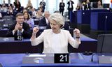 Ursula von der Leyen balt haar vuisten nadat duidelijk is geworden dat ze een met een ruimere meerderheid dan vijf jaar geleden is herkozen als voorzitter van de Europese Commissie. 