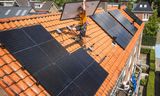 Een installateur van zonnepanelen op een dak in Nieuwegein. Ook zonder de salderingsregeling blijven zonnepanelen voordelig, denkt Robert Harmsen, onderzoeker energiebeleid aan de UU. 