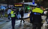 De groep uit het zalencentrum werd later op de avond  met bussen onder politiebegeleiding  afgevoerd.