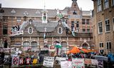 Barricades van pro Palestina demonstranten bij het Binnengasthuisterrein van de Universiteit van Amsterdam. 