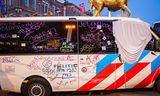 Een politiebus werd tijdens een demonstratie bespoten met graffiti en verf.