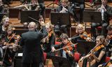 Het Nationaal Jeugdorkest repeteert in de grote zaal van het Concertgebouw. 