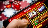 Een telefoon met een online casino. 1 op de 15 jongeren geeft aan het afgelopen jaar online te hebben gegokt voor geld.