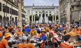 Oranjefans op de dag voor de tweede wedstrijd op het EK van het Nederlands elftal tegen Frankrijk.