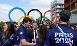 President Macron maandag in gesprek met Franse deelnemers aan de Olympische Spelen. Geen politieke twisten tijdens de Spelen, is zijn motto.  