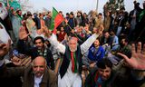 Aanhangers van de PTI-partij van de afgezette Pakistaanse ex-premier Imran Khan demonstreren maandag in Peshawar tegen onregelmatigheden die zich volgens hen hebben voorgedaan bij het tellen van de stemmen na de verkiezingen van 8 februari. 