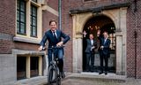 Oud-premier Mark Rutte vertrekt bij het Torentje en wordt uitgezwaaid door premier Dick Schoof en Gert-Jan Buitendijk.