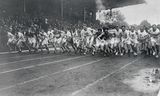 De start van de 10.000 meter voor mannen in het Stade Yves du Manoir.