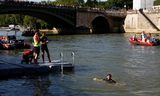 Anne Hidalgo zwemt in de Seine. Volgens de Parijse burgemeester is de waterkwaliteit goed genoeg voor de Olympische Spelen. 