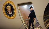 De Amerikaanse president Joe Biden stapt woensdag op een luchtmachtbasis in zijn thuisstaat Delaware uit het presidentiële vliegtuig Air Force One. 