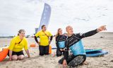 Instructeur Bram Naves wijst de deelnemers van de workshop Veilig in Zee een mui aan.