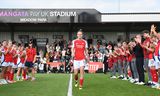 Vivianne Miedema loopt door een erehaag van speelsters en staf na haar laatste wedstrijd voor Arsenal.