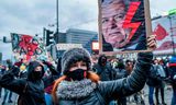 Protesten deze week in Polen. De bliksemschicht is het logo  van het protest tegen het nieuwe abortusverbod, de man op de foto is leider van de PiS-partij Jaroslaw Kaczynski.