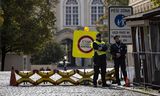 Agenten bewaken woensdag de ingang van de Praagse Burcht in Praag, waar deze donderdag regeringsleiders van meer dan veertig Europese landen bijeenkomen voor de oprichting van de  Europese Politieke Gemeenschap.  