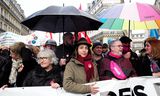 Vakbondsleider Sophie Binet (vooraan met de rode sjaal) april vorig jaar tijdens een demonstratie tegen Macrons pensioenhervormingen.  