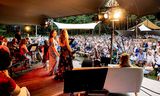 Katharine Dain en Karin Strobos zingen het Bloemenduet uit de opera Lakmé tijdens de Avond van Wonderfeel. 