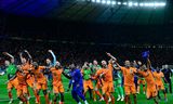 Oranje viert de overwinning op Turkije