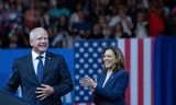 Vicepresidentskandidaat Tim Walz en presidentskandidaat Kamala Harris. Dinsdag trad het Democratische team voor het eerst samen op in Philadelphia, Pennsylvania.   