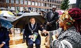 Ahmed Aboutaleb begroet Rotterdammers, in 2021, bij de jaarlijkse Keti Koti herdenking bij het slavernijmonument aan de Lloydkade.